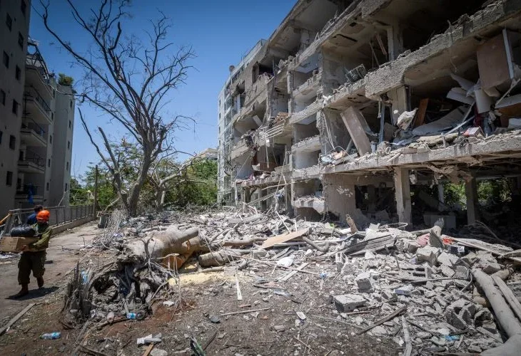 זירת פגיעת טיל איראני בתל אביב (צילום: חיים גולדברג, פלאש90)