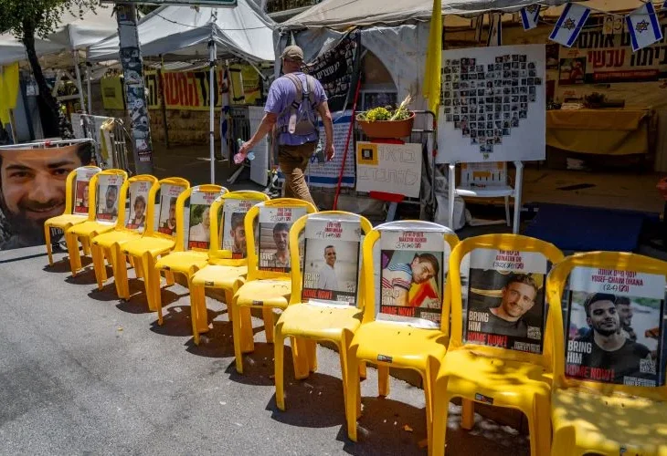 מיצג בתל אביב (צילום:יונתן סינדל, פלאש90)