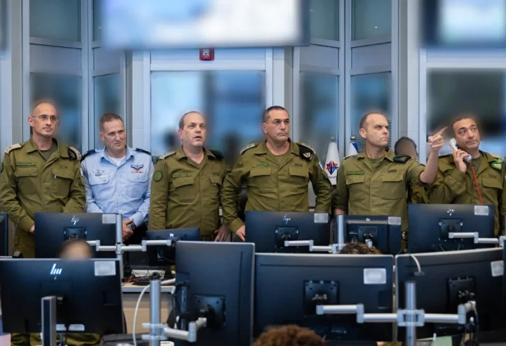 הרמטכ״ל ובכירים בעת תקיפות באיראן, ארכיון (צילום: דובר צה״ל)