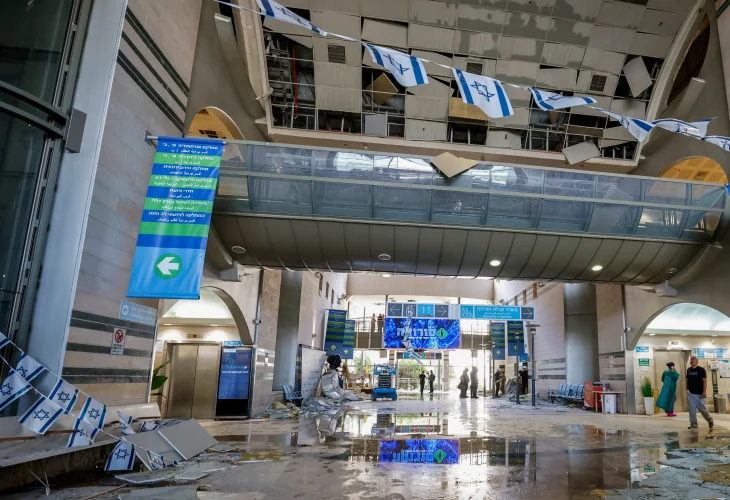 בית החולים סורוקה לאחר נפילת הטיל (צילום: יאיר תירוש, פלאש90) 