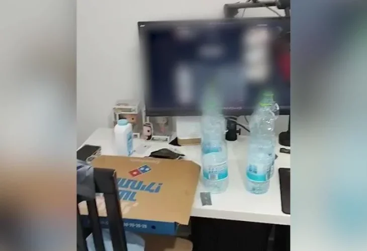 ציוד שנתפס אצל החשוד (צילום: דוברות משטרת תל אביב) ציוד שנתפס אצל החשוד (צילום: דוברות משטרת תל אביב)