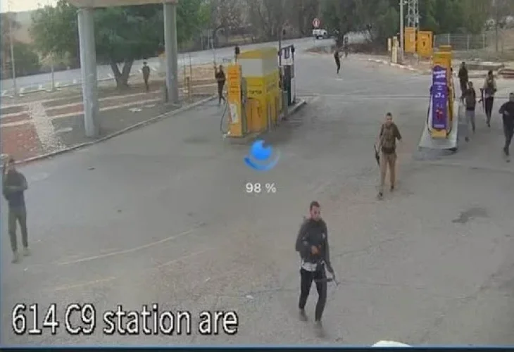 מחבלים בתחנת הדלק (צילום: מצלמת אבטחה - לפי סעיף 27א')