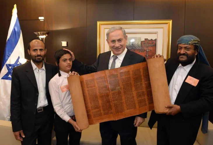 הרב דהרי (מימין) בלשכת ראש הממשלה בנימין נתניהו, יחד עם ספר התורה שהועלה מתימן, מרץ 2016 (צילום: חיים צח, לע"מ) הרב דהרי (מימין) בלשכת ראש הממשלה בנימין נתניהו, יחד עם ספר התורה שהועלה מתימן, מרץ 2016 (צילום: חיים צח, לע"מ)