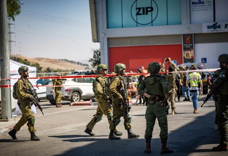 זירת הפיגוע (צילום: יונתן סינדל, פלאש90)