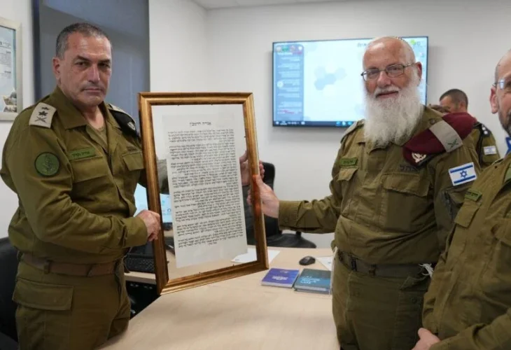 זמיר והרב הראשי לצה"ל, תת-אלוף הרב איל קרים (צילום: דובר צה״ל)