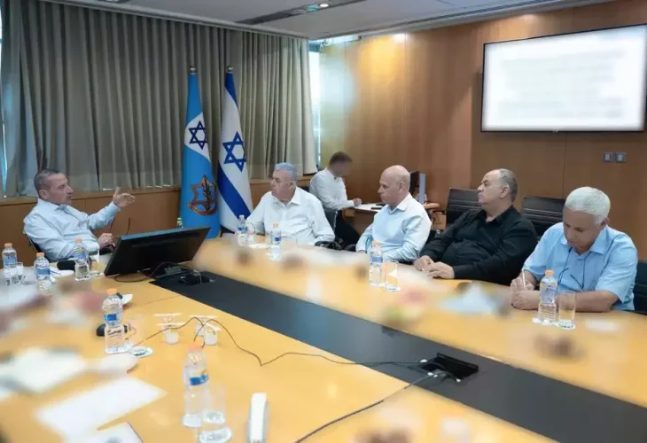 המשתתפים בפגישה (צילום: אגף דוברות וקשרי ציבור במשרד הביטחון)