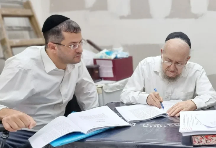 הרב מאזוז עם הרב זנזורי בהגהת כתבי יד הרב מאזוז עם הרב זנזורי בהגהת כתבי יד