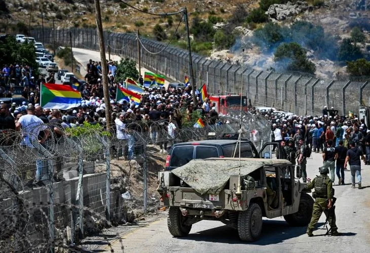 דרוזים ישראלים בגדר הגבול עם סוריה (צילום: מיכאל גלעדי, פלאש90)