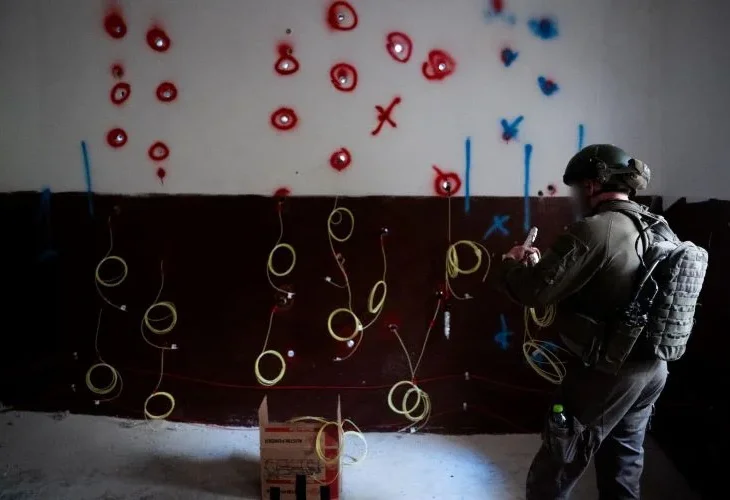 ההכנה להריסת אחד הבתים (צילום: דובר צה"ל)