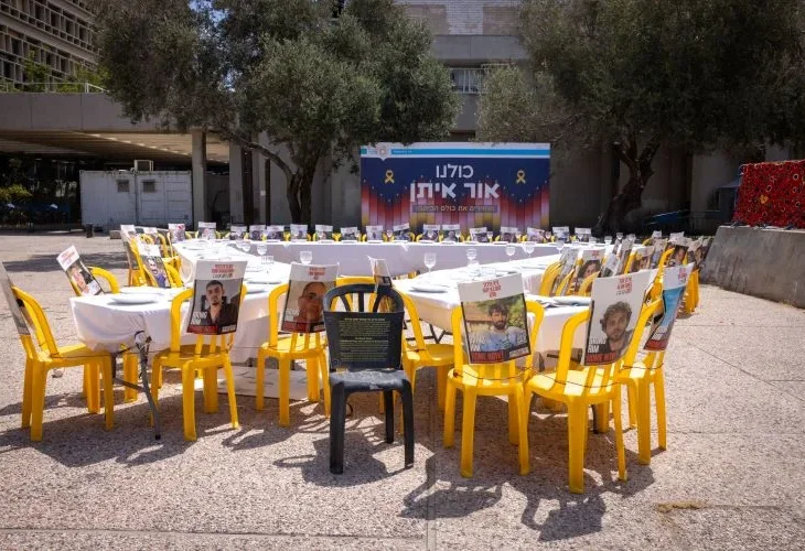 מיצג למען החטופים (צילום: מרים אלסטר, פלאש90)