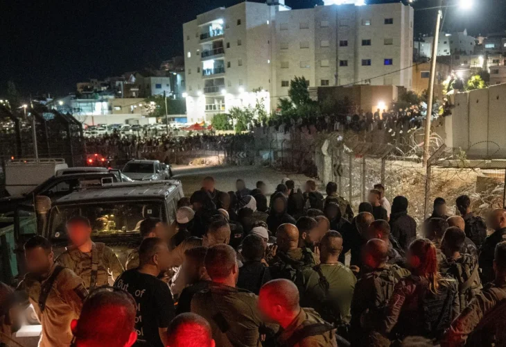 דרוזים ישראלים מתעמתים על חיילי צה"ל (צילום: דובר צה"ל)