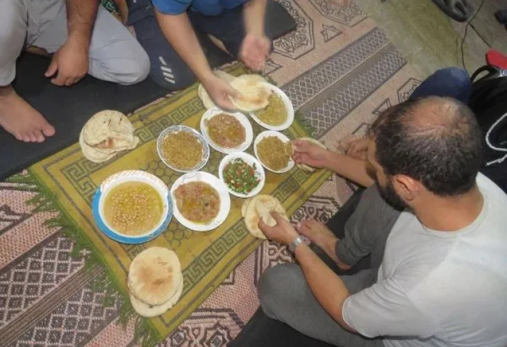 המחבלים סועדים במנהרה (צילום: דובר צה"ל)