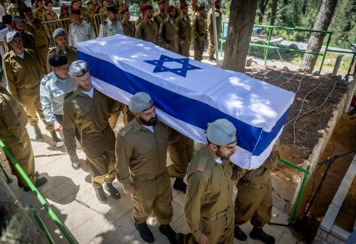 רס"ם בצלאל יהושע מסבכר מובא למנוחות (צילום: חיים גולדברג, פלאש90)