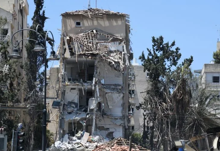 פגיעת הטיל בעיר רחובות (צילום: גילי יערי, פלאש90)