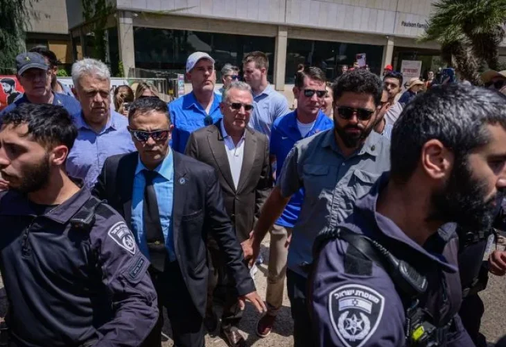 וויטקוף (באמצע) מגיע לפגישה בתל אביב (צילום: אבשלום ששוני, פלאש90)