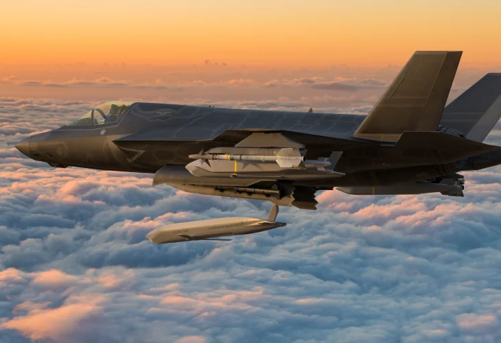 מטוס F-35 מטיל טיל JASSM (קרדיט: shutterstock)