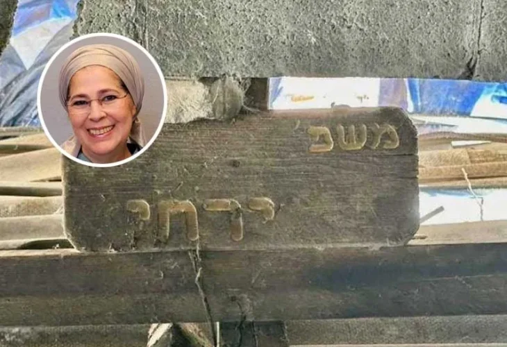 בתמונה: השלט המקורי של בית משפחת ירחי בנצרים. בעיגול: צורית ירחי