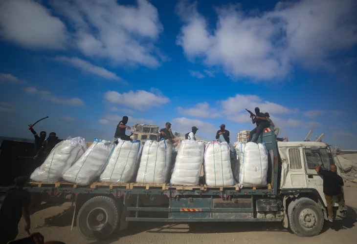 משאיות סיוע ברצועת עזה (צילום: עלי קאריקה, פלאש90)