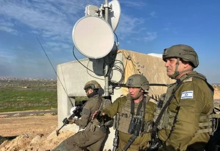 אייל זמיר (מימין) מסייר בעוטף, ארכיון (צילום: דובר צה"ל)