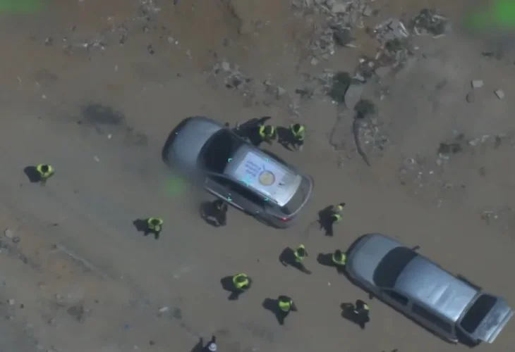 המחבלים החמושים ליד הרכב שסומן בסמל ארגון ה-WCK (צילום: דובר צה״ל)