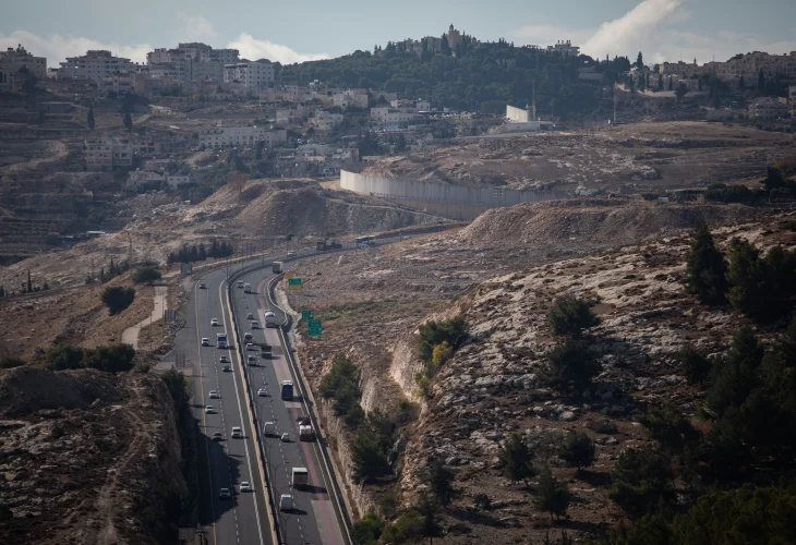 כביש 1, מעלה אדומים-ירושלים מאזור E1 (צילום: הדס פרוש, פלאש90)