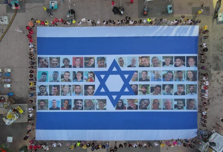 דגל ישראל עם תמונות החטופים בכיכר החטופים, היום (צילום: יאיר פלטי)