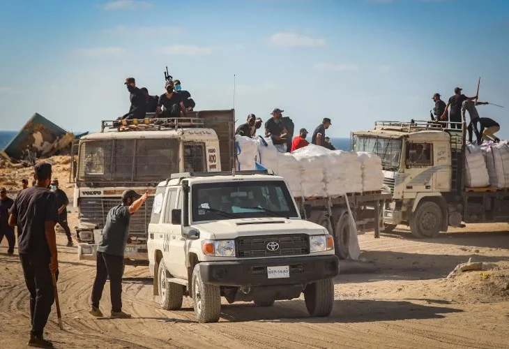חמאס משתלט על משאיות סיוע של האו"ם (צילום: פלאש90)