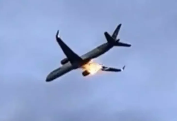 צילום של כנף המטוס הבוערת (השימוש מתוך הרשתות החברתיות, לפי סעיף 27א' לזכויות יוצרים)