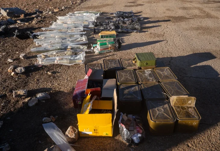 אמצעי הלחימה שאותרו והוחרמו (צילום: דובר צה״ל)