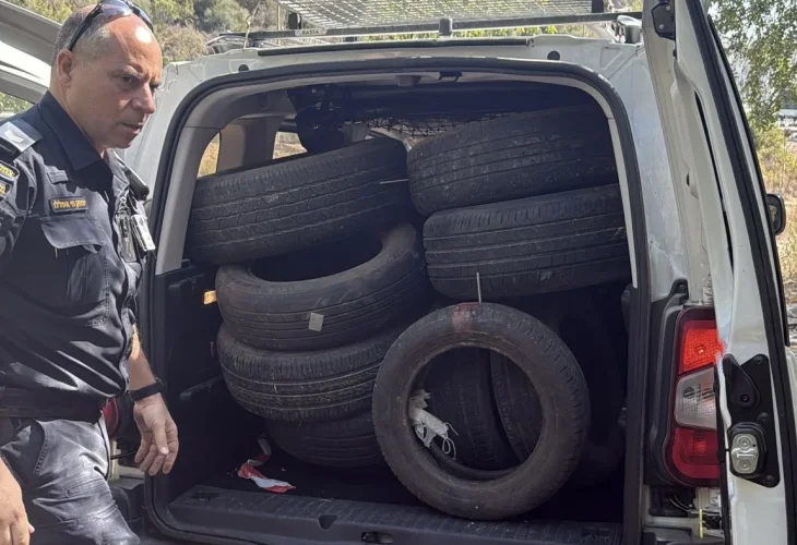 הצמיגים שנתפסו בכביש 1 (צילום: דוברות המשטרה)