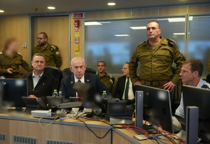 נתניהו, כ"ץ והרמטכ"ל צופים בתקיפת מטוסי חיל האוויר בתימן מהבור בקריה (צילום: אלעד מלכה, משרד הביטחון)