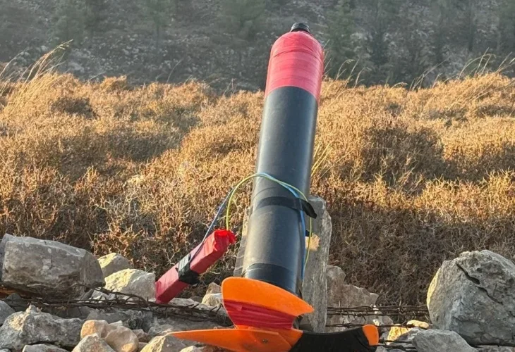 ה״טיל״ שאותר סמוך לבית פג'אר (צילום: דוברות המשטרה)