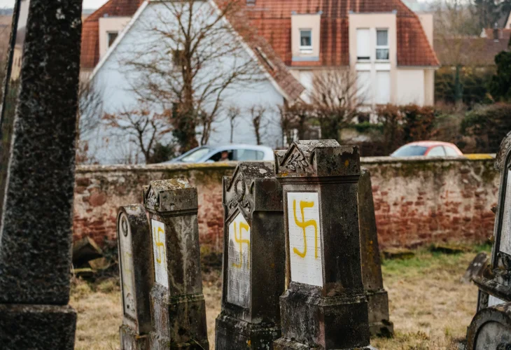 קברים שהושחתו עם סמלים נאציים בצרפת, ארכיון (קרדיט: shutterstock)