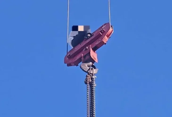 הנער שנלכד על העגורן בירושלים (צילום: דוברות כבאות והצלה)