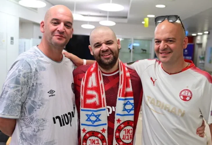 איתן הורן בבית החולים עם אחיו (צילום: רפי בן חקון, לע״מ)
