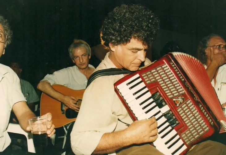 מאיר אריאל, ברקע מאחור: שלום חנוך (הצילום: באדיבות המשפחה)