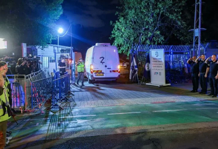 הגעת גופות של חללים חטופים למכון באבו כביר (צילום: ג'מאל עוואד, פלאש90)