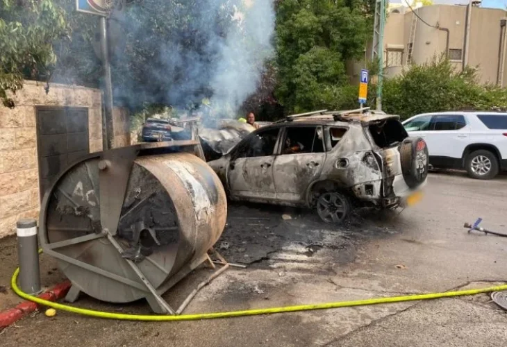 הצתות הפחים סמוך למעון ראש הממשלה (צילום: דוברות המשטרה)