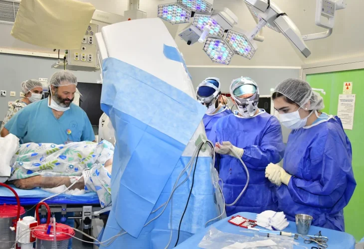 ד"ר בונשטיין והמטופל במהלך הניתוח (צילום: רוני אלברט)