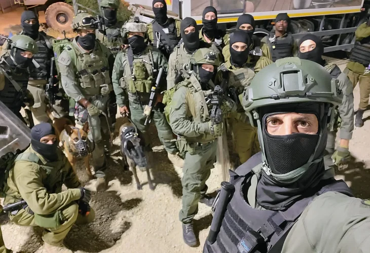 מאיר בן שטרית (מקדימה) עם חבריו לכוח 100