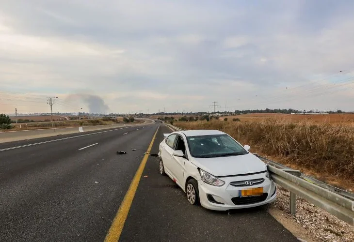 רכב שנפגע ממחבלים בין גבים לשדרות, ארכיון (צילום: ג'מאל עוואד, פלאש90)
