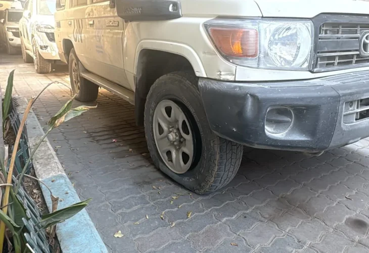 רכב או"ם שנפגע מירי של חמאס (צילום: דובר צה"ל)