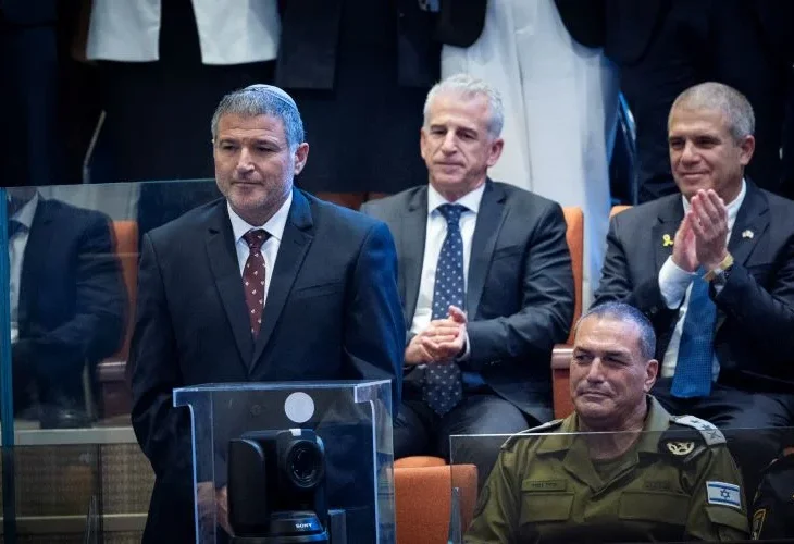 זיני (עומד) (צילום: יונתן סינדל, פלאש90)