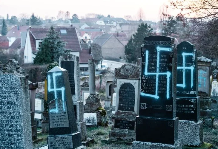 חילול בית קברות יהודי בצרפת, ארכיון (צילום: שאטרסטוק)