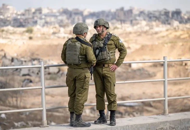 הרמטכ"ל על רקע העיר עזה (צילום: דובר צה"ל)