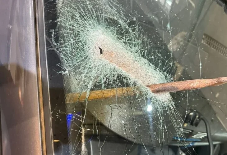 המוט שהושלך על הרכב בכביש 5 (צילום: שימוש לפי סעיף 27א')