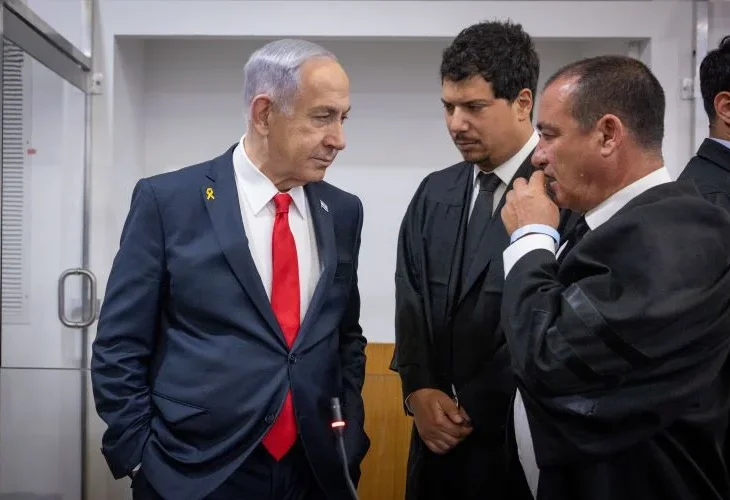 נתניהו ופרקליטיו בבית משפט (צילום ארכיון: מרים אלסטר, פלאש90)