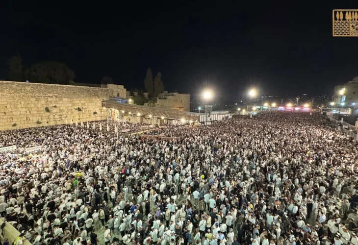 סליחות בכותל המערבי (צילום: הקרן למורשת הכותל המערבי)