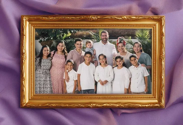 משפחת בן גל-רביע. אלעד מחזיק את בנם המשותף (קרדיט: יעקב אפללו)