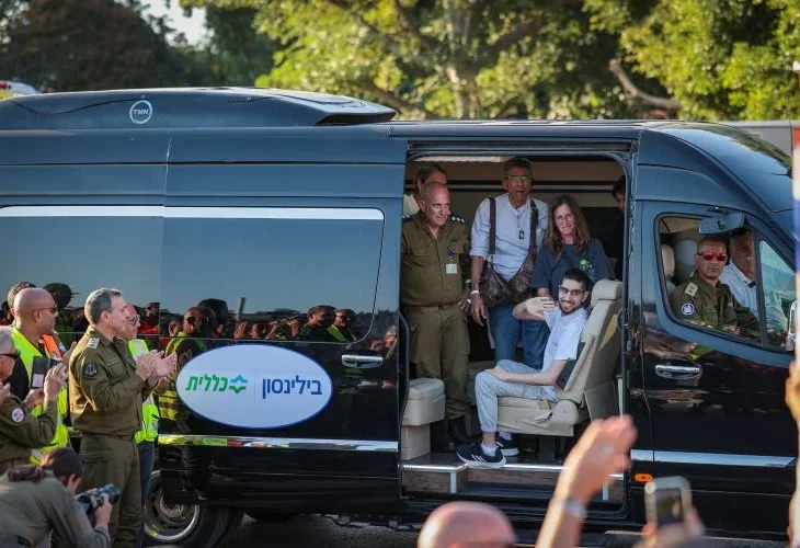 שורד השבי אביתר דוד (יושב ברכב) מגיע לבילינסון (צילום: יוסי אלוני, פלאש90)